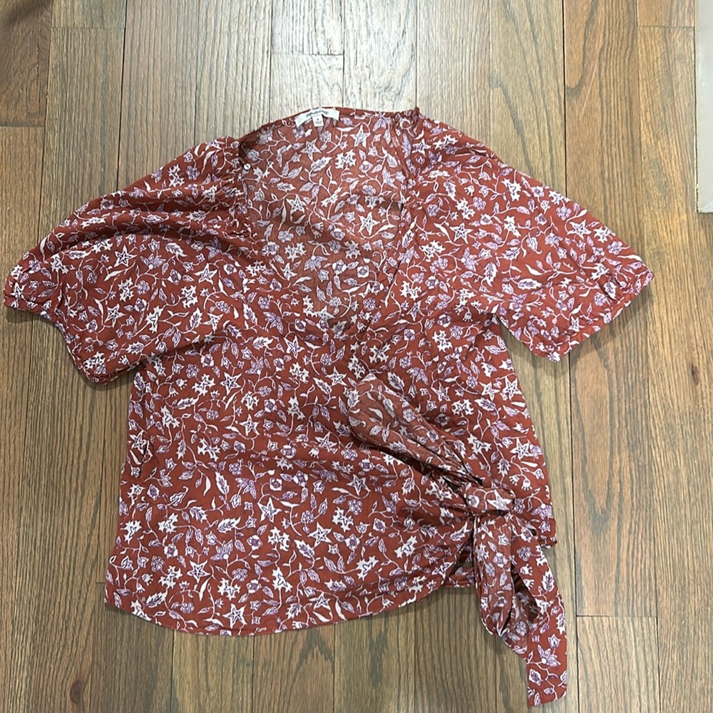 Midwell size medium floral, cute T-shirt with bow on the bottom